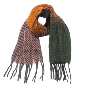 Écharpe d'hiver avec segments orange, motifs à chevrons roses et pompons noirs longs