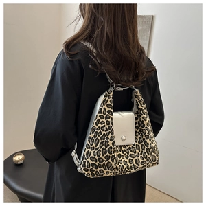 Détail du sac cabas léopard avec finitions en cuir gris argenté et ferrures en métal