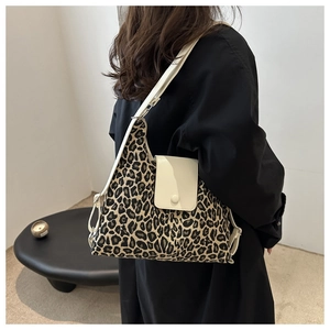 Détail du sac cabas léopard avec bandoulière crème et boucle métallique