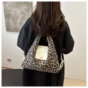 Détail du sac cabas léopard avec rabat blanc brillant et bandoulière réglable