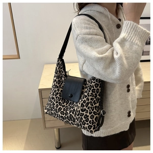 Détail du sac cabas à imprimé léopard avec rabat en cuir et boucle en décor intérieur