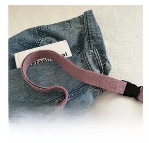 Détails de la bandoulière tissée réglable et boucle en plastique noir du sac violet