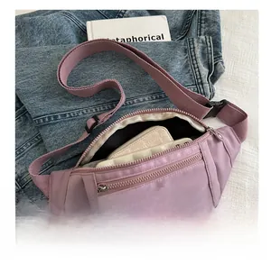 Vue détaillée de la capacité du sac banane en nylon violet avec téléphone et portefeuille