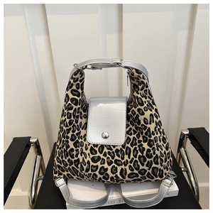 Détail du sac léopard avec garniture en cuir miroir argenté et bouton métallique