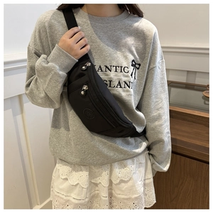 Détail du sac banane en nylon noir avec plusieurs couches zippées et bandoulière réglable