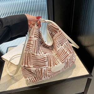 Grand sac cabas en toile avec motifs géométriques marron et anses en cuir blanc
