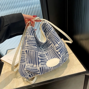 Sac fourre-tout tissé géométrique bleu et blanc avec bandoulières en cuir blanc réglables