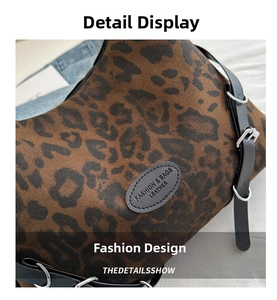 Detail der Leoparden-Canvas-Tasche mit schwarzen Lederriemen und silbernen Metallschnallen
