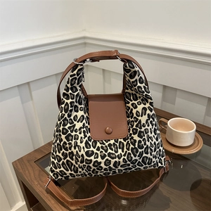 Sac cabas vintage en toile léopard avec lanières en cuir marron et fermoir à boucle