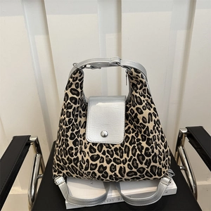 Sac fourre-tout léopard avec lanières argentées et design sac à dos convertible