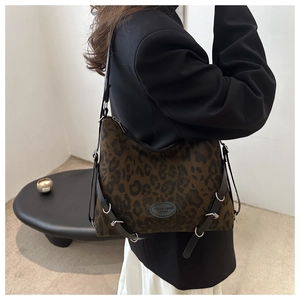 Detail der Leoparden-Einkaufstasche mit Metallringen und schwarzem Lederriemen