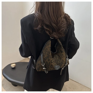 Detail der Leoparden-Hobo-Tasche mit Schnalle und Leder-Markenetikett-Akzent