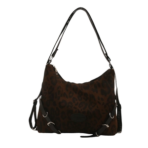 Retro-Shopper mit Leopardenmuster, schwarzen Lederriemen und silbernen Metallbeschlägen