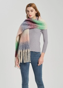Detailaufnahme eines dicken Strickschals mit Farbverlauf und langen Fransen an den Enden