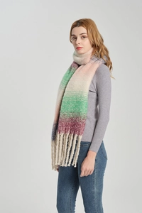 Detail eines farbenfrohen Strickschals mit langen Fransen und grober Textur