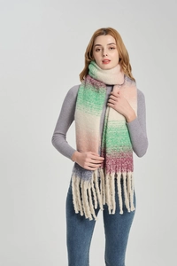 Detail eines mehrfarbigen Strickschals mit Karomuster und langen Fransen-Quasten