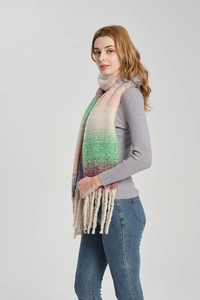 Detailansicht eines groben Farbverlaufs-Strickschals mit dicken Fransen und weicher Textur