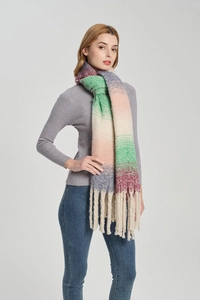 Detail eines Farbverlauf-Strickschals mit dicken Fransen und weicher Mohair-Struktur