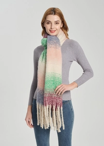 Detail eines weichen Polyester-Bouclé-Schals mit bunten Farbverläufen und langen Fransen
