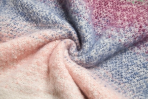 Nahaufnahme der weichen Mohair-Schal-Textur mit rosa blauem und lila Strick-Farbverlauf