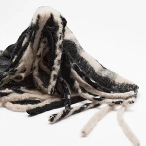 Écharpe épaisse à carreaux noir et beige avec de gros glands et texture tricotée
