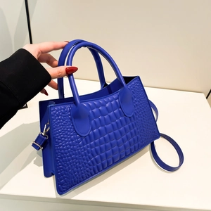Blaue Handtasche mit Kroko-Prägung, Griffen und verstellbarem Schultergurt aus Leder