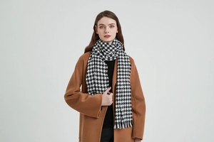 Détail de l'écharpe pied-de-poule noir et blanc pour femme avec bordures frangées