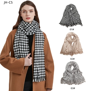 Écharpe classique en maille pied-de-poule avec franges en noir, beige et gris