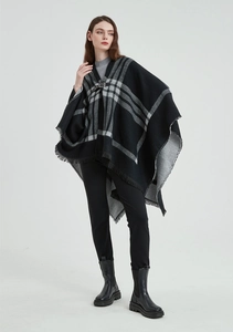 Détail du châle écossais noir et gris classique avec boucle en cuir et finitions franges