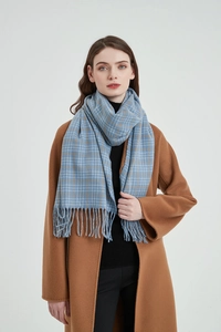 Detail eines hellblauen Karo-Schals mit feiner Strickstruktur und langen Fransen