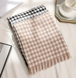 Détail d'écharpes à motif pied-de-poule noir, gris et kaki avec bords à franges