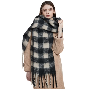 Écharpe oversize à carreaux noirs et beige avec de larges franges pour l'automne-hiver