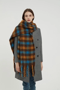 Dettaglio sciarpa spessa in mohair a quadri blu e arancio con nappe e frange spesse