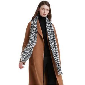 Écharpe pied-de-poule classique à franges avec un manteau en laine marron pour l'hiver