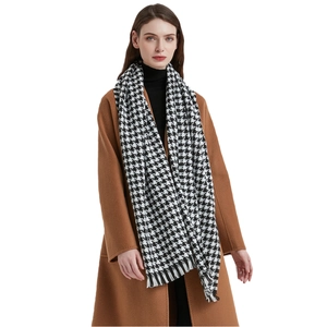 Écharpe classique à motif pied-de-poule noir et blanc avec franges sur mannequin