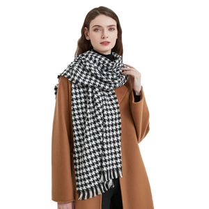 Écharpe classique pied-de-poule noir et blanc avec fines franges sur un modèle femme