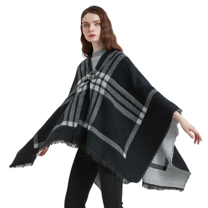Poncho pour femmes à carreaux noirs et gris avec boucle en cuir et franges