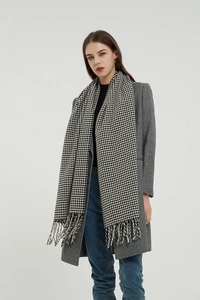 Λεπτομέρεια από ασπρόμαυρο κασκόλ houndstooth με κομψές λεπτομέρειες με κρόσσια