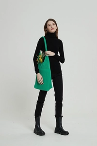 Dettaglio della borsa a mano in maglia a uncinetto verde brillante con texture traforata