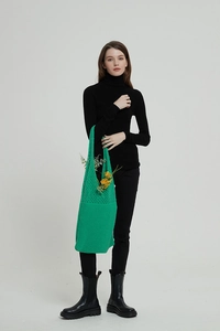 Dettaglio della borsa tote in maglia verde lime con rete traforata e trama fitta