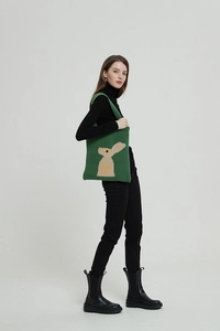 Borsa tote in maglia verde con grazioso motivo a coniglio beige per un look casual