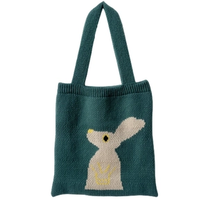 Texture a maglia dettagliata di una borsa tote verde scuro con motivo a coniglio crema