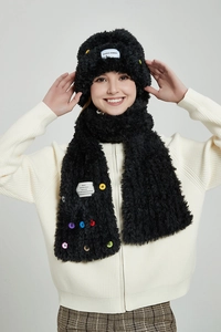 Detail von schwarzem Winter-Strickset mit bunten Knöpfen und weicher Plüsch-Textur für Damen