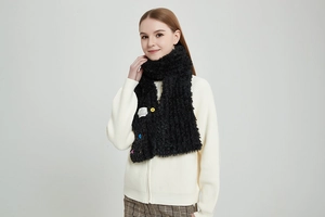 Detail eines schwarzen Kunstpelz-Wintershawls mit bunten Knöpfen und Streifentextur