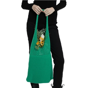 Borsa tote in maglia verde erba con design traforato e trama all'uncinetto