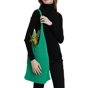 Borsa tote in maglia a uncinetto fatta a mano verde erba con design minimalista a tracolla singola