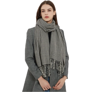 Κλασικό ασπρόμαυρο κασκόλ houndstooth με κρόσσια για τη χειμερινή ζεστασιά