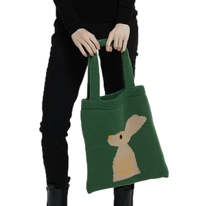 Borsa a mano in maglia verde con motivo a coniglio beige e trama fatta a mano per donna