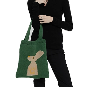 Borsa tote in maglia verde con motivo a coniglio beige per un look casual da donna