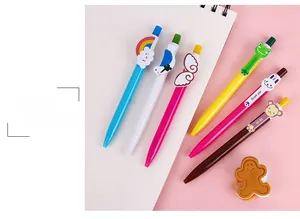 Dettaglio di sei penne a scatto color caramella con decorazioni a cartone animato sopra